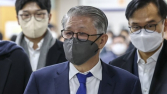 ‘횡령·배임’ 최신원 전 SK네트웍스 회장, 항소심서 징역 2년6개월 법정구속