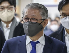‘횡령·배임’ 최신원 전 SK네트웍스 회장, 항소심서 징역 2년6개월 법정구속