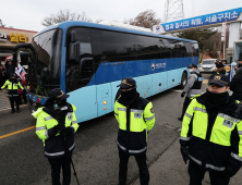 尹, 이제 외부 이동 땐 경호차량 아닌 ‘법무부 호송버스’ 탄다