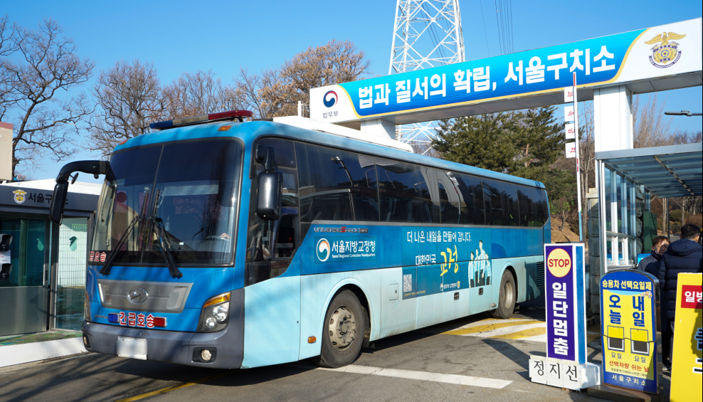 윤 대통령 사흘째 두문불출…구치소 나서는 호송버스