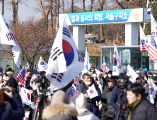 윤 대통령 구금 사흘째…서울구치소에 모인 지지자들 [쿠키포토]