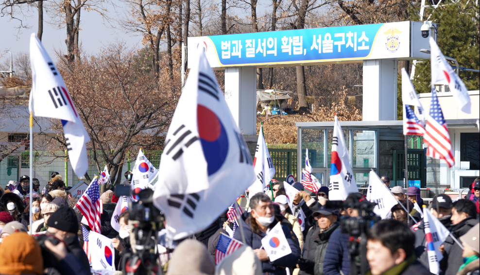 윤 대통령 구금 사흘째…서울구치소에 모인 지지자들