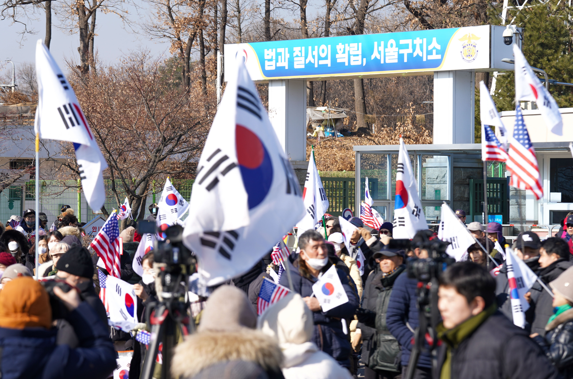 윤 대통령 구금 사흘째…서울구치소에 모인 지지자들