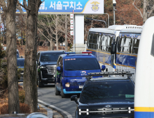 윤 대통령, 구속영장심사 출석 위해 서부지법으로 출발…호송차 탑승