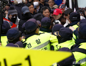 尹 구속심사에 서부지법 아수라장…한때 애오개역 무정차 통과