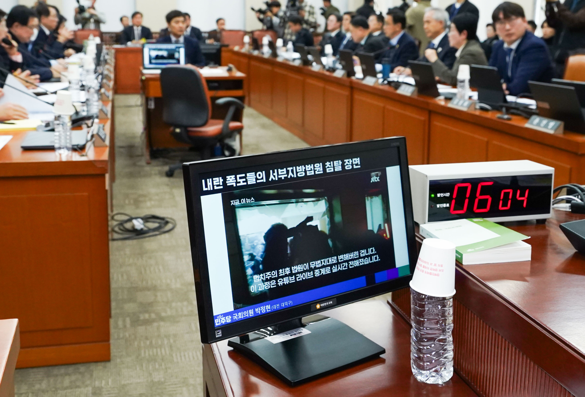 국회에 등장한 서부지법 침탈 장면…경찰청장 대행 “엄정히 조치할 것”