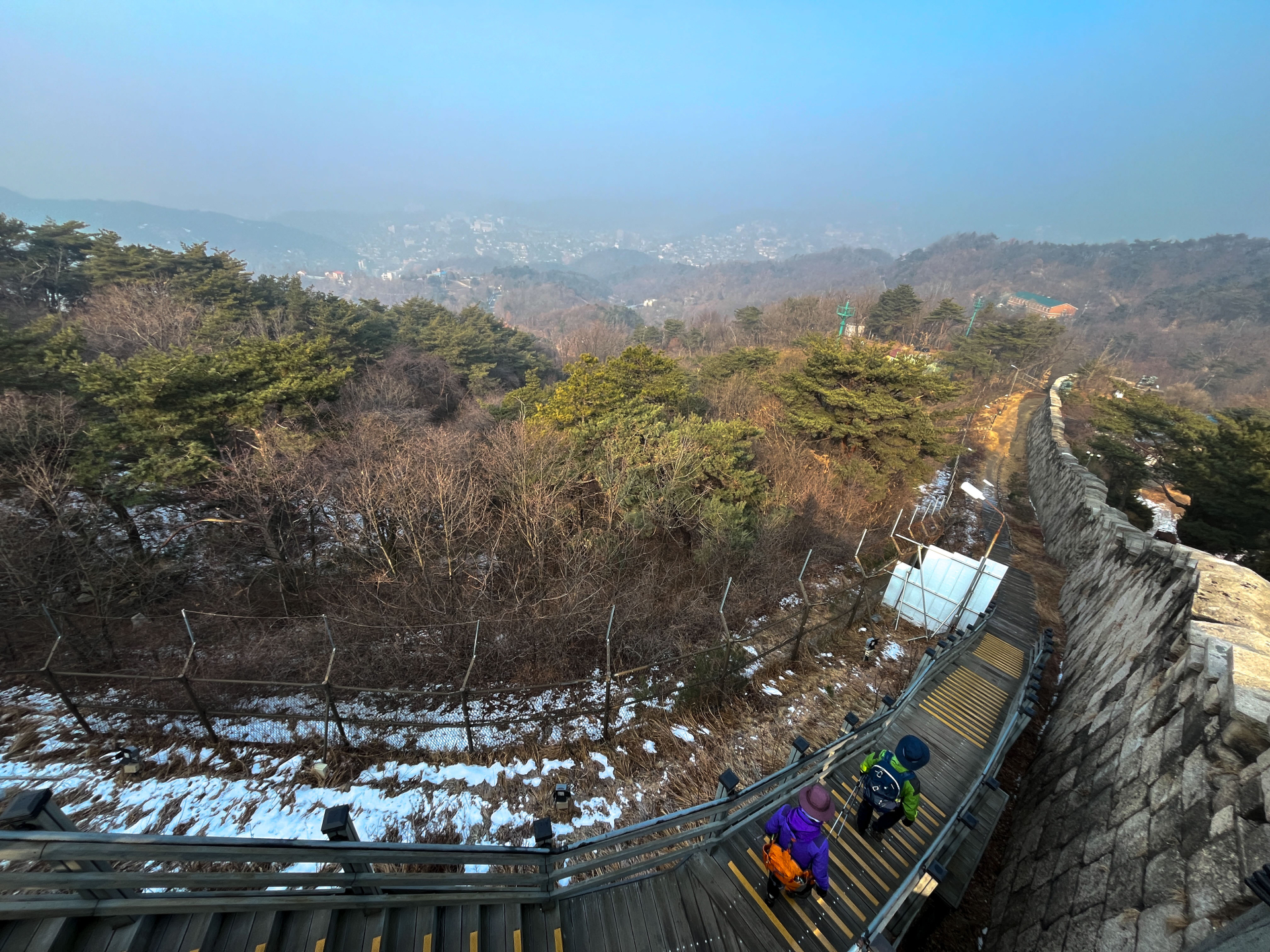 수도권 올겨울 첫 초미세먼지 ‘비상저감조치’…뿌연 서울하늘