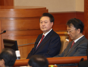 ‘헌재 출석’ 윤석열 “­자유민주주의 신념으로 살아와…살펴달라”
