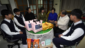 설 맞이 ‘찾아가는 보훈’ 국가유공자에게 따뜻한 온기 [쿠키포토]