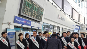 국힘, 설 명절 민심잡기…서울역서 귀성인사