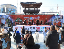 '얼지않는 인정' 화천산천어축제장, 전국 천사들 함박웃음 가득