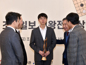 ‘판정 불복’ 커제, 시상식도 불참…변상일, LG배 우승컵 받아