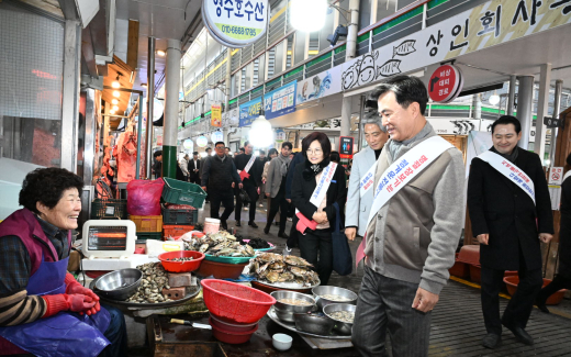 김태흠 충남지사, 전통시장 찾아 소통·격려