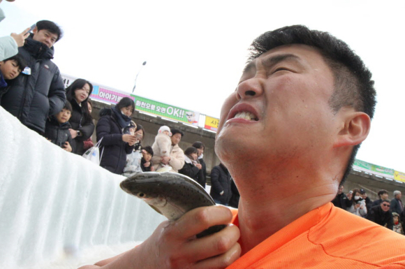 설 황금연휴 첫날 화천산천어축제 즐기는 사람들 