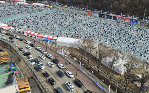 "산골마을 기적은 계속된다"…화천산천어축제 연일 대박행진