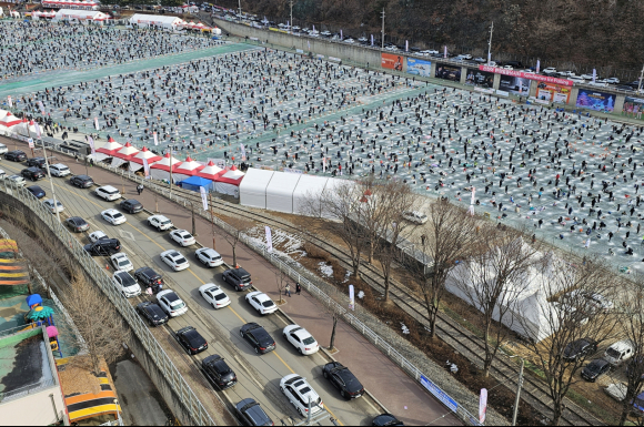 휴일 깨알 뿌려놓은 듯 인산인해 이룬 화천산천어축제 풍경(화보)