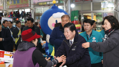 공영민 고흥군수, 설 맞이 전통시장 방문하며 민생 현장 점검