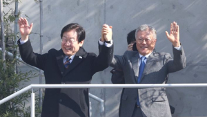 문재인 “이재명, ‘통합’ 잘 보여줘”…이재명 “통합하는 행보 이어갈 것”