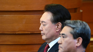 尹 탄핵심판 출석한 이진우, 국회 측 질의에 ‘묵묵부답’