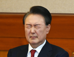 헌재서 눈 ‘질끈’ 감은 윤석열 대통령