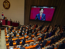 권성동 “국정 혼란 주범은 민주당”…고성과 박수 뒤섞여