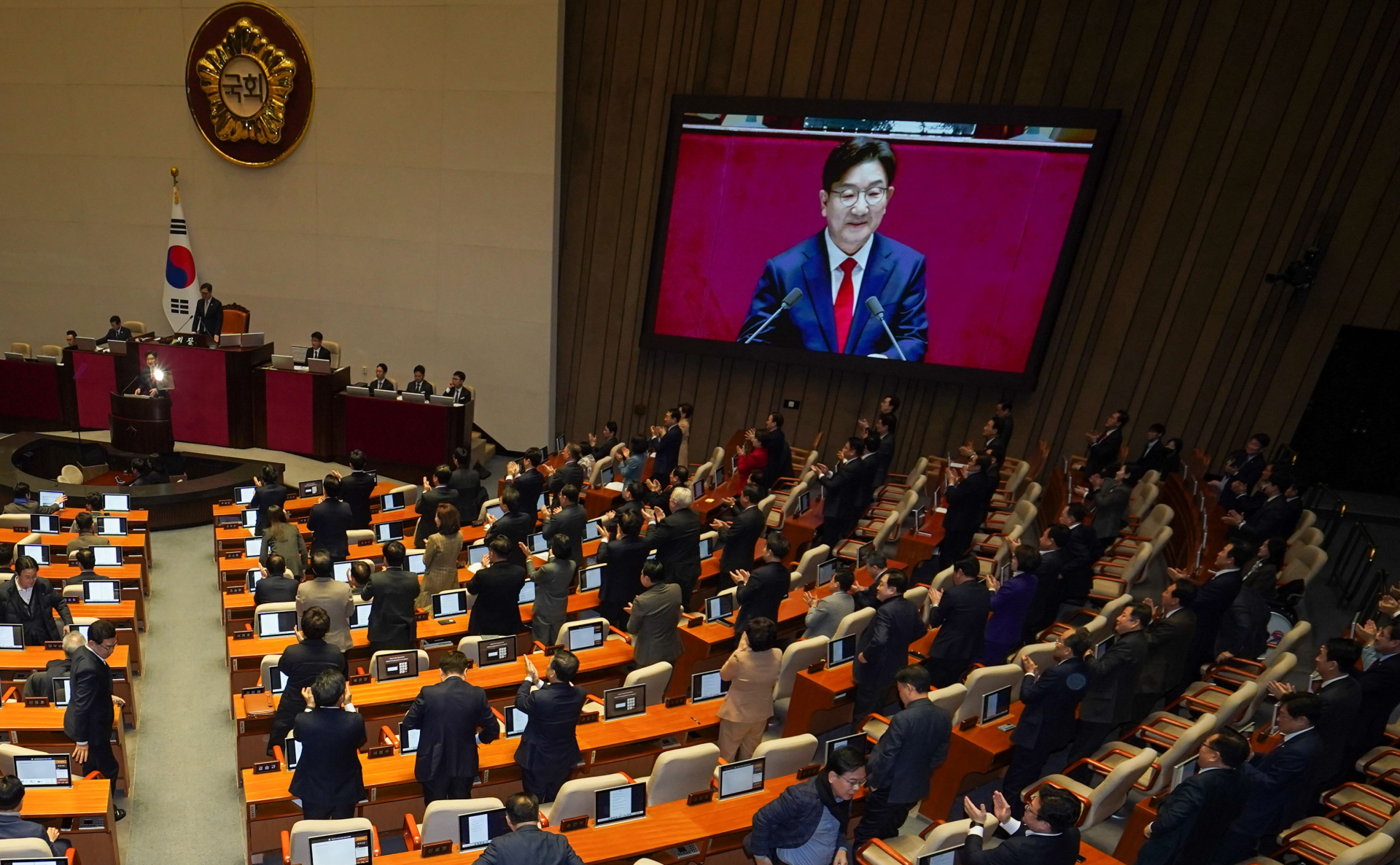 권성동 “국정 혼란 주범은 민주당”…고성과 박수 뒤섞여