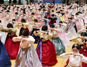 ‘오색빛깔 전통 의상 입고…’ 동명여고 한복 졸업식