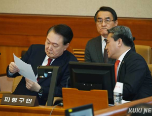 尹 “계엄, 대통령 권한…군인이 시민에게 폭행 당해” 강변
