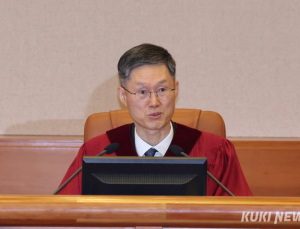 헌재 “문형배 대행 ‘고교 동창 카페’, 경찰이 적극 수사해달라”