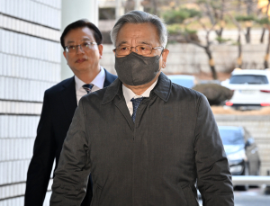 ‘대장동 3억 수수’ 박영수 전 특검 1심서 징역 7년…‘대장동 50억 약속’은 무죄