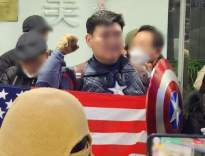中 대사관 난입 ‘尹지지 캡틴 아메리카’…경찰, 불구속 수사