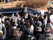 ‘한동훈 책’ 응원댓글 쇄도…여당은 견제