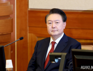 ‘내란혐의’ 尹 형사재판 오늘 시작…헌재 10차 변론도