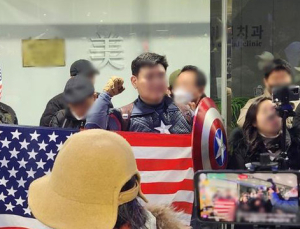 ‘캡틴 아메리카’ 복장에 경찰서 난입 시도 尹지지자…구속 갈림길
