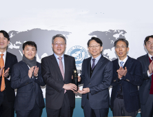 영진전문대, ‘가장 존경받는 전문대학’ 1위 인증패 받아