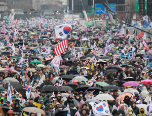 대규모 집회에 서울 지하철 5호선 광화문역 열차 무정차 통과