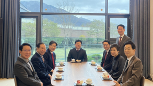 與, MB·朴 연속 예방…“단합 메시지 ‘당권’ 영향”