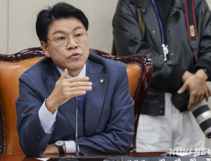 경찰, ‘성폭행 의혹’ 장제원 출석 조율…동석한 측근도 참고인 조사
