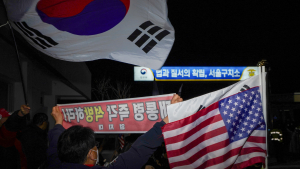 자정 넘어서도 서울구치소로 몰린 尹 지지자들 [쿠키포토]