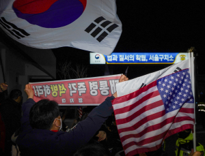 자정 넘어서도 서울구치소로 몰린 尹 지지자들 [쿠키포토]
