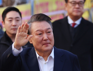 윤석열 대통령‚ 서울구치소 앞 걸으며 지지자들에 인사