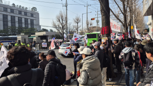 헌재 앞 탄핵 찬반 집회로 아수라장…초등학교까지 울린 고성