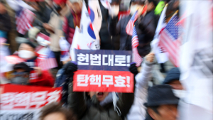 尹 탄핵 찬반 따라 엇갈린 헌재 신뢰도…“여론전이 양극화 불 지펴”