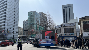 교차로 한가운데 시위 트럭 떡하니…경찰은 ‘외면’