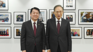 ‘與 대권 잠룡’ 안철수‚ 이명박 전 대통령 만나 환담 [쿠키포토]