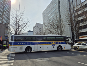 ‘尹 탄핵 찬반’ 집회 ‘신경전’ 가열…차벽 세워 분리