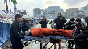 ‘尹 탄핵’ 단식하던 野민형배, 병원 이송