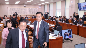 법사위 문턱 넘은 ‘김건희·마약수사외압’ 상설특검…與 “기승전 김건희” 반발
