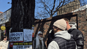 “공포감 느껴”…헌재 앞 외국인 향한 ‘고함’부터 ‘전단’까지
