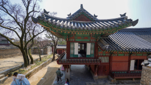 ‘춘분’ 봄바람 머금은 창덕궁…나들이객 북적 [쿠키포토]